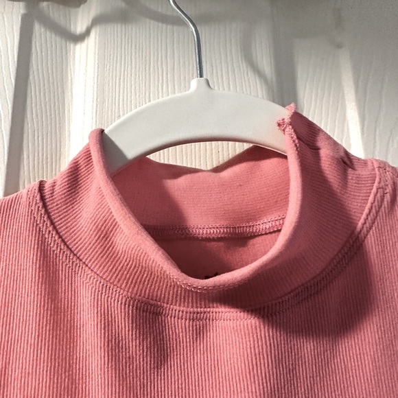 Urban outfitters sleeveless top in size M. with Tags. Super Stretchy Material. - Picture 2 of 6